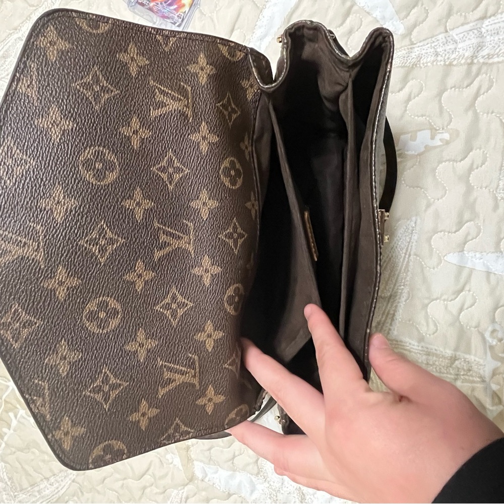 Elegant Brown Designer Crossbody Bag - Picture 8 of 9